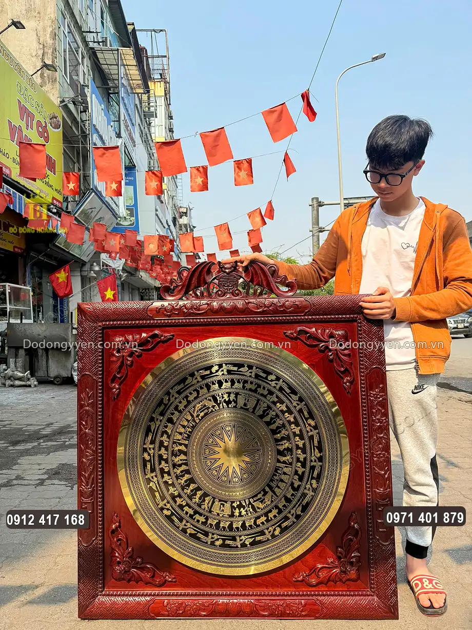 Khung tranh bằng gỗ hương được phun phủ chống mối mọt chắc chắn